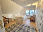 Ferienhaus Dorfidyll - 1. Schlafzimmer im Obergeschoss mit Doppelbett (1.60m breit)