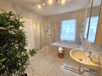 Ferienhaus Dorfidyll - großes Badezimmer im Erdgeschoss mit Dusche und Badewanne