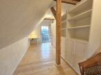 Ferienhaus Dorfidyll - 2. Schlafzimmer im Obergeschoss mit Doppelbett (1.40m breit) und Zugang zum Balkon