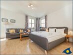 Villa Margot Whg. 35 - Wohn-/Schlafbereich mit Küchenzeile und Zugang zum Balkon