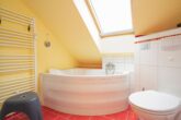 Bunte Stube Whg. Treibgut - Badezimmer mit Dusche und Badewanne