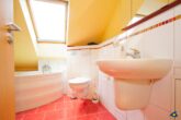 Bunte Stube Whg. Treibgut - Badezimmer mit Dusche und Badewanne