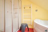 Bunte Stube Whg. Treibgut - Badezimmer mit Dusche und Badewanne